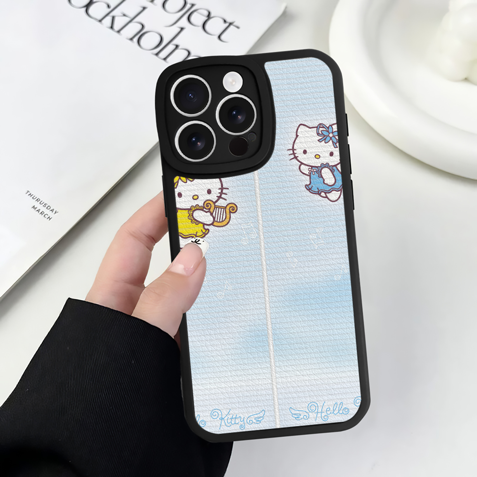 （画像用） Hello Kitty ハローキティ 【iPhone 16シリーズ対応】シリコンスマホケース（レザー調） 材質：シリコン
